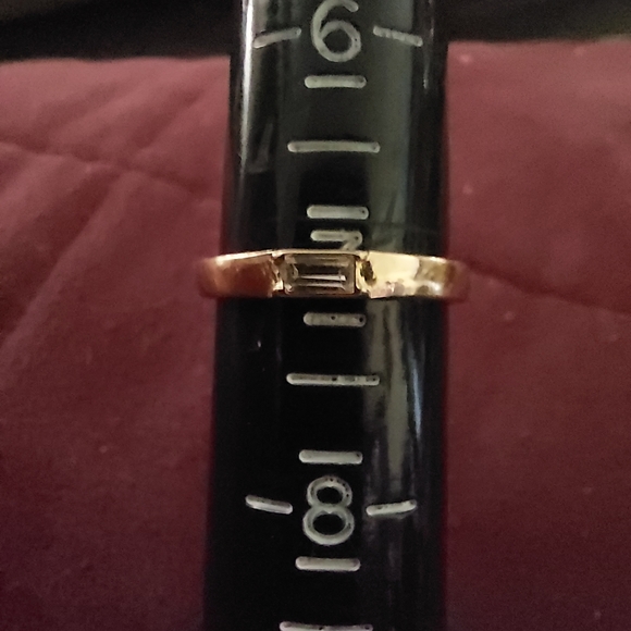 Gold toned solitaire ring, size 7 - Picture 6 of 6